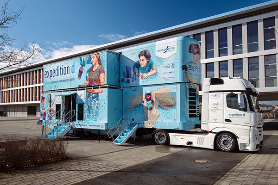 LEARNING TRUCK AND INFORMATION PORTAL “EXPEDITION D” IMPART KNOWLEDGE ABOUT THE WORKING WORLD OF THE FUTURE | UNDERSTANDING THE DIGITAL PROFESSIONAL WORLD