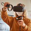Mädchen mit VR-Brille und Controllern