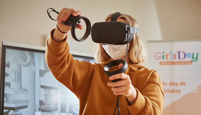 Mädchen mit VR-Brille und Controllern