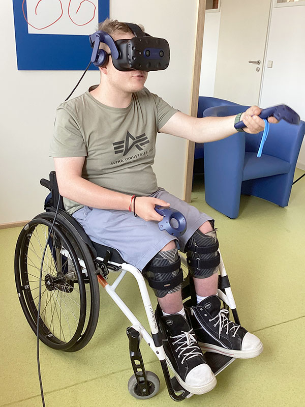Teilnehmer im Rollstuhl der VR-Anwendung „Fahrradwerkstatt“