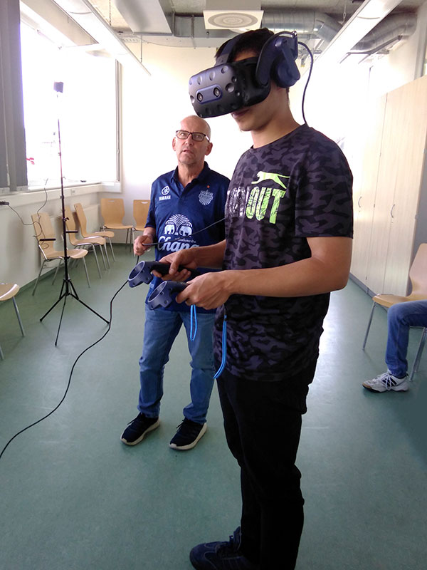 Teilnehmer des JobFit Programms in der VR-Anwendung „Fahrradwerkstatt“