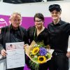 Martin Zimmermann, Barbara Zimmermann und Marcel Igel mit dem Zertifikat des i-care-Awards 2023