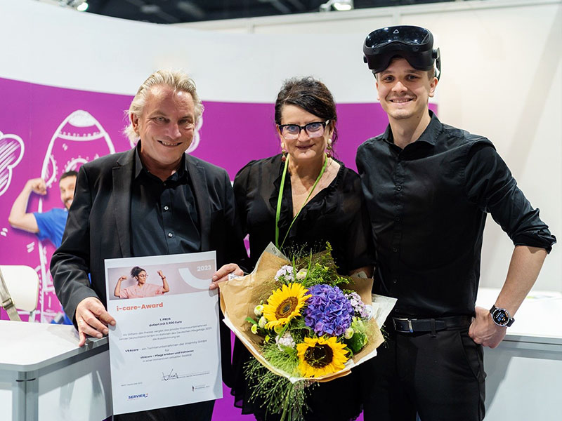 Martin Zimmermann, Barbara Zimmermann und Marcel Igel mit dem Zertifikat des i-care-Awards 2023